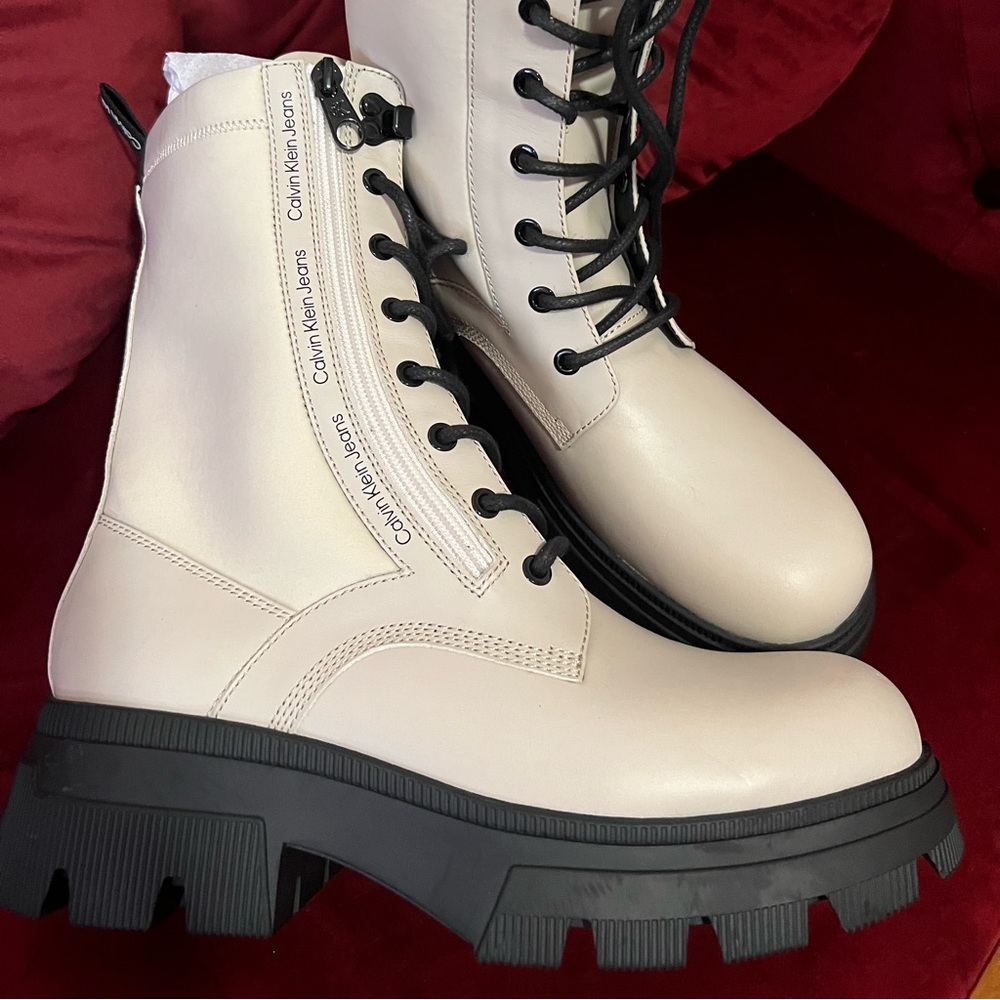 COMBAT BOOTS